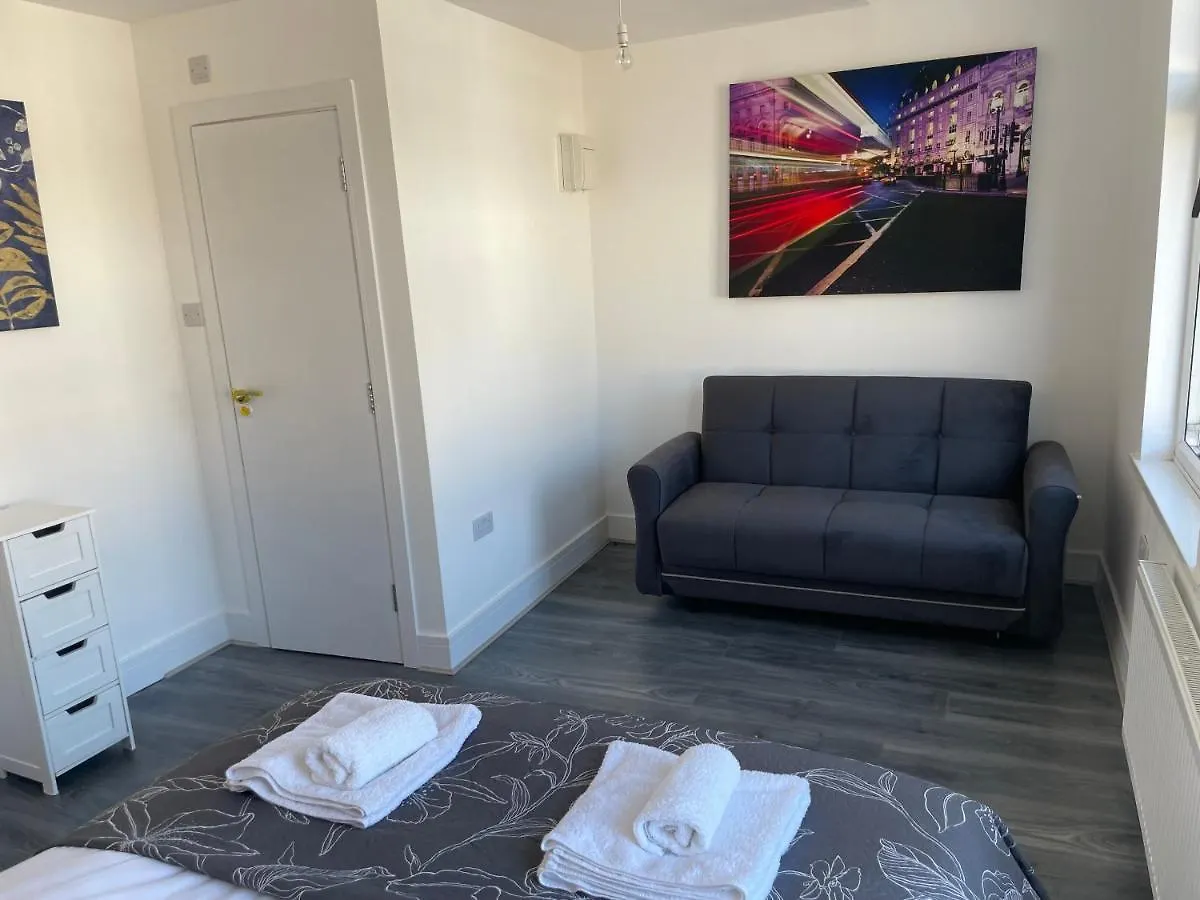 Amazing Studios 3 - East London 0*,  United Kingdom